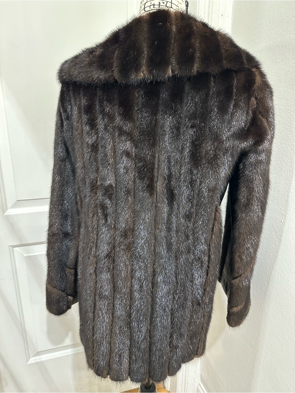 Women's Dark Brown Mink Fur Coat - Luxurious Outerwear - Picture 5 of 9